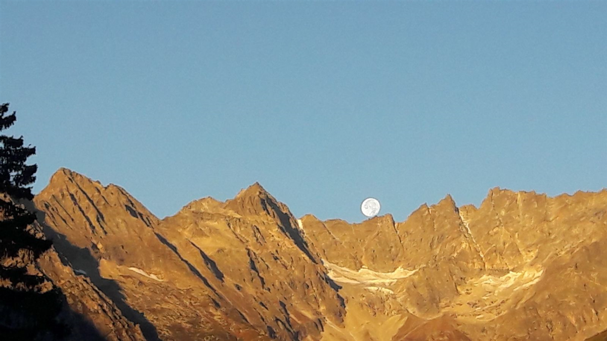 Luna poggiata sui monti